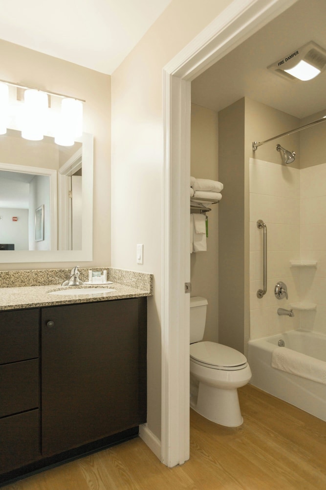 Suite, 2 Bedrooms (Mobility/Hearing Accessible, Tub) - Photo 5