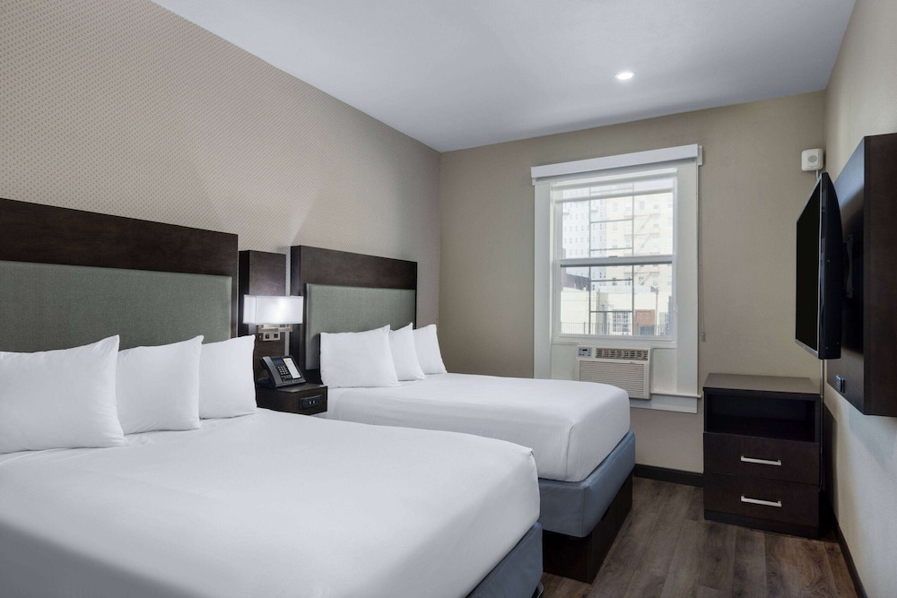 Suite, 2 Double Beds, Non Smoking - Photo 2