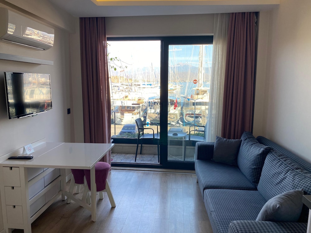 Deluxe Suite, Sea View - Photo 3