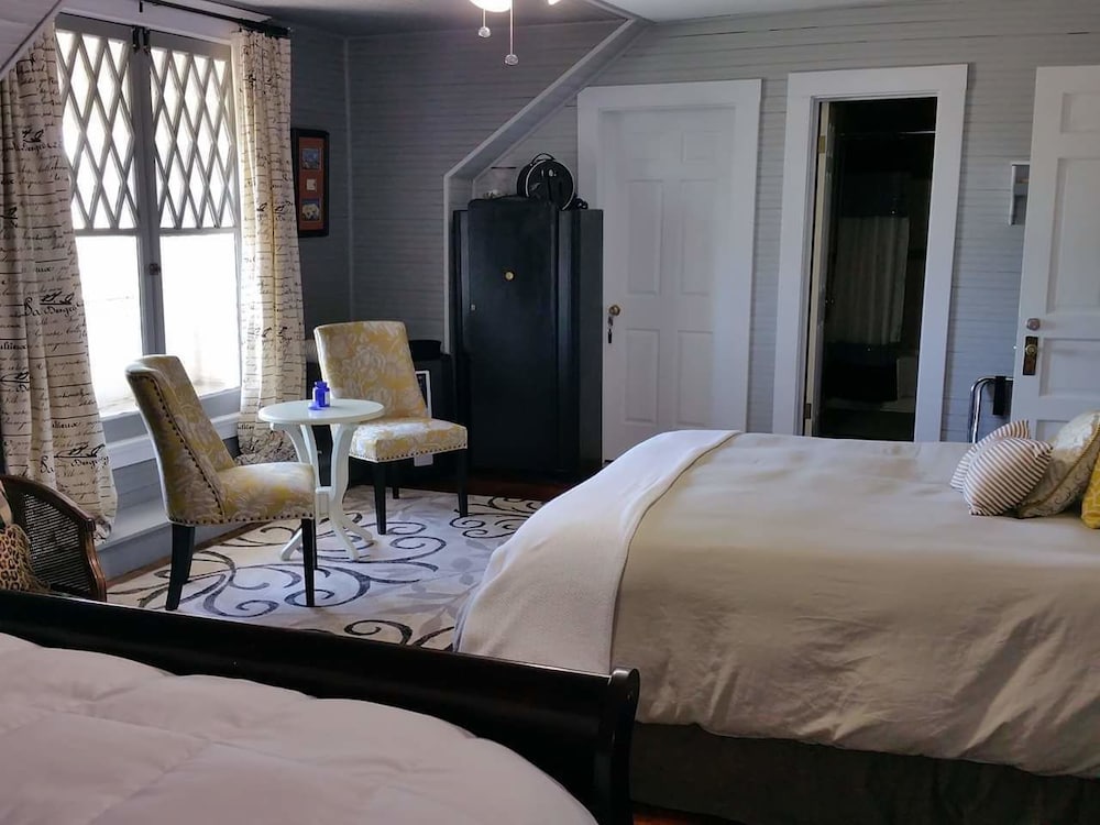 Room, 2 Queen Beds, Private Bathroom photo 1