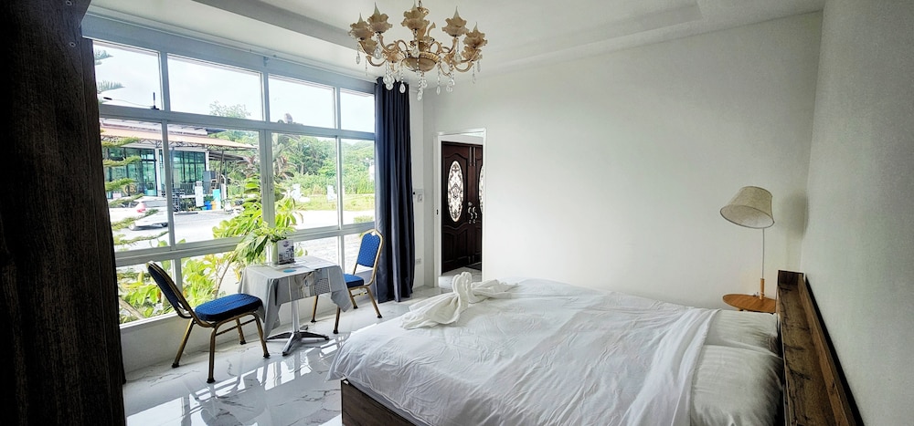 Standard Room, 1 King Bed, Lake View photo 3