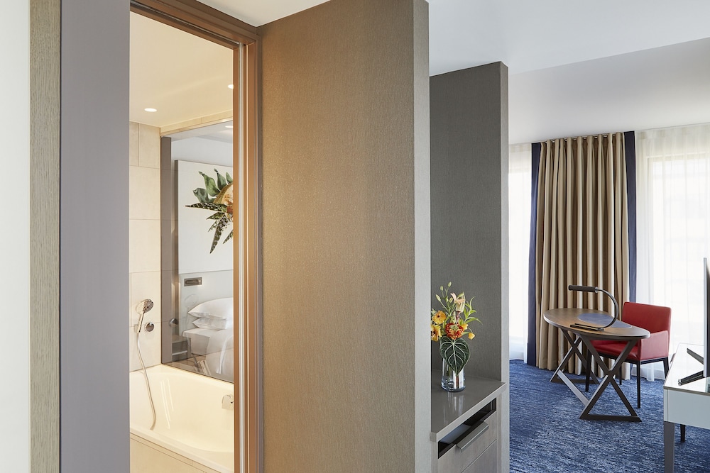 Deluxe King Bed - Club Access photo 3