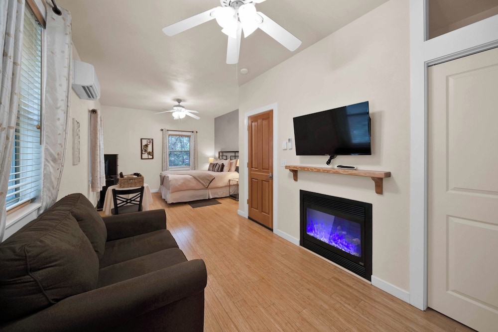 Luxury Room, 1 Queen Bed, Fireplace (Gray Fox) photo 1