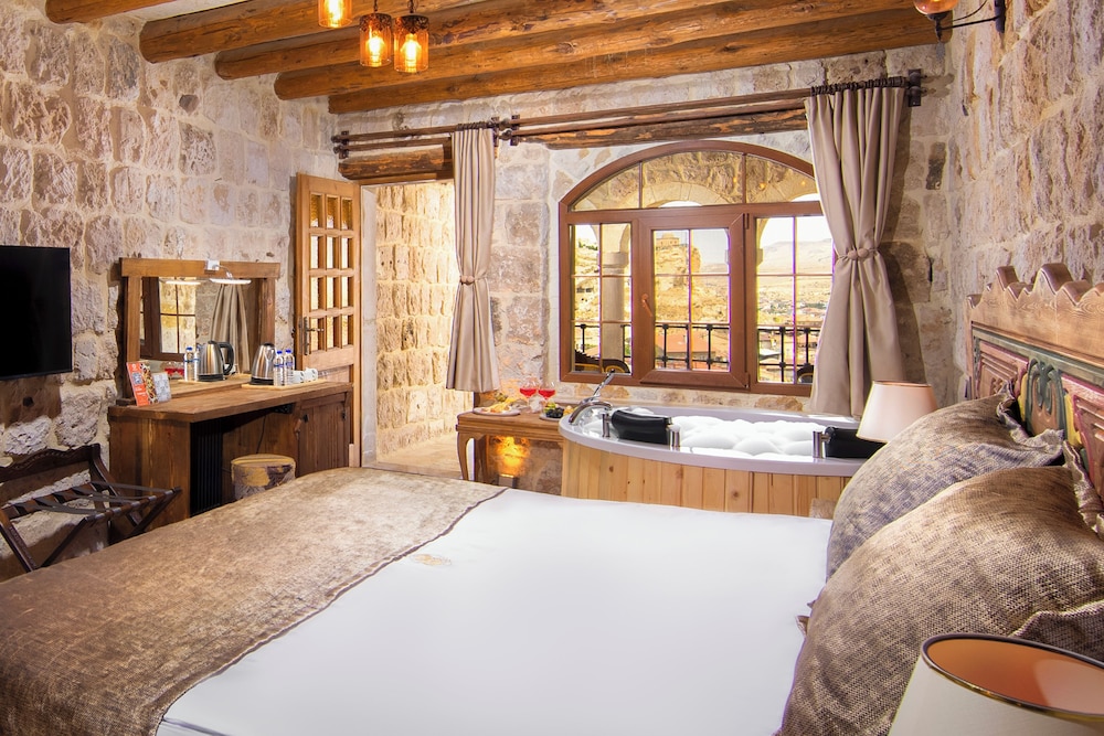 Honeymoon Room, Terrace, City View - Photo 8