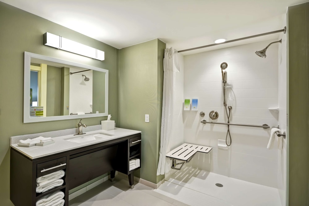Suite, 1 King Bed, Non Smoking (Rollin Shower) photo 2