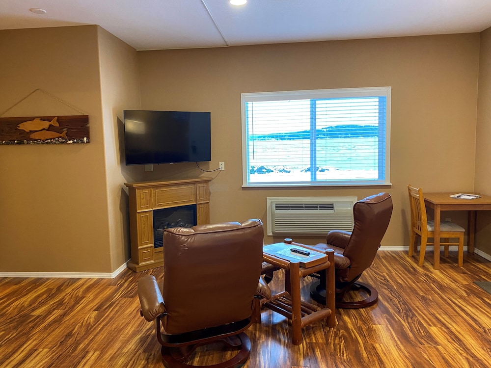 Double Room, 2 Queen Beds, Patio, Canal View photo 3