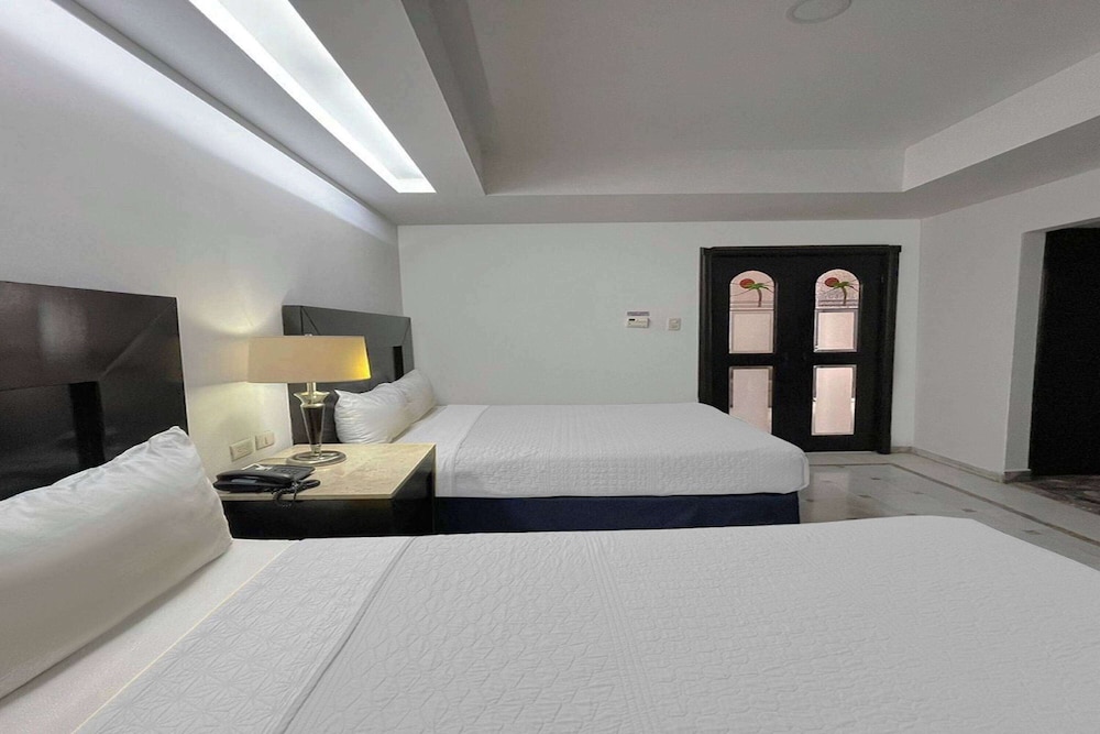 Deluxe Studio, 2 Queen Beds, Non Smoking - Photo 2
