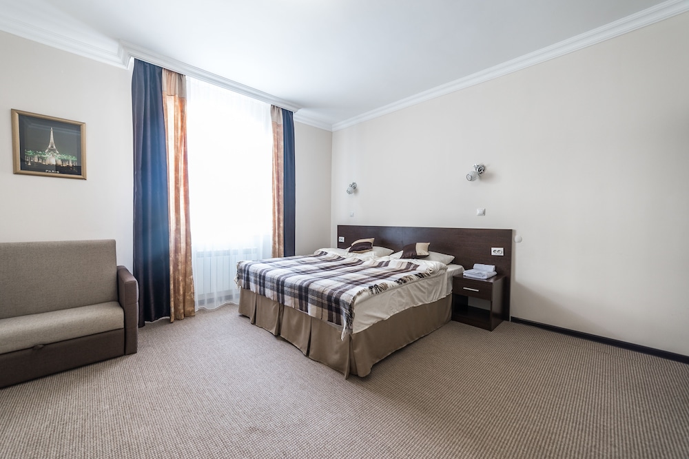 Standard Double Room (with one extra bed) photo 2
