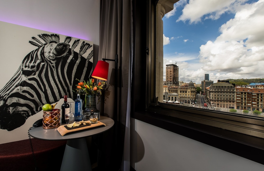 Superior Room, City View (Space) thumbnail 6