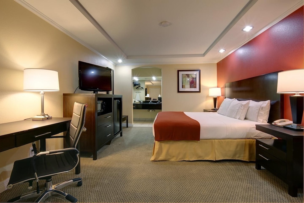 Room, 1 King Bed, Smoking - Photo 1