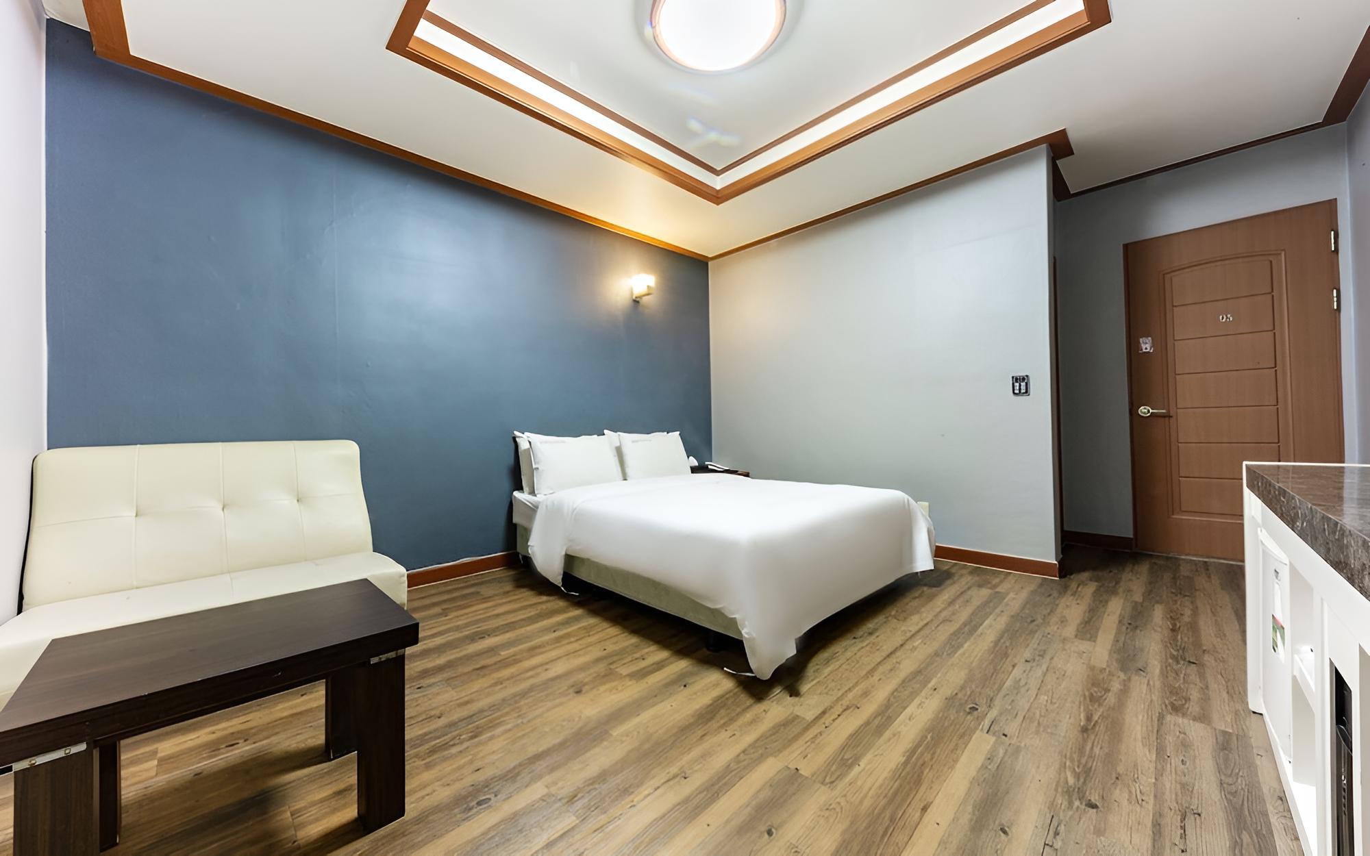 Room (Standard room (65-inch TV Netflix ava)