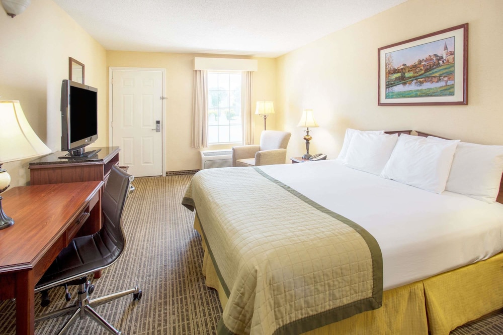 Standard Room, 1 King Bed, Smoking - Photo 1