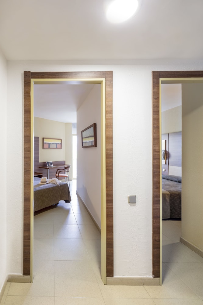 Family Triple Room (2 adults and 1 child) - Photo 4