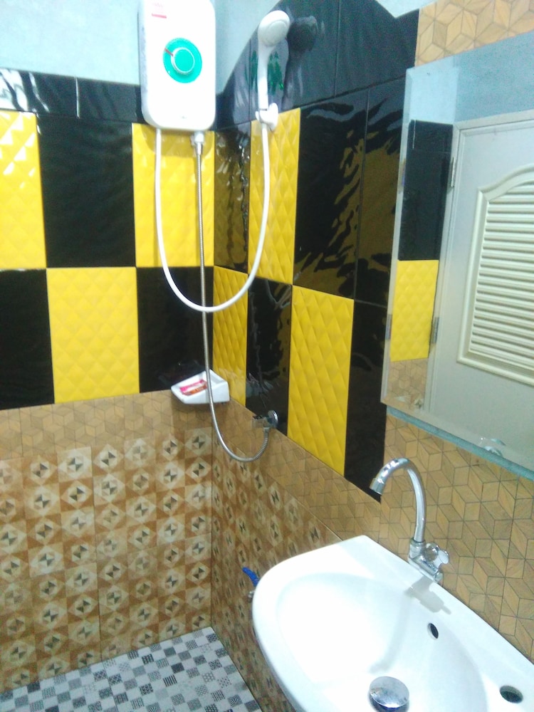 Economy Room with Air Con and Balcony photo 3