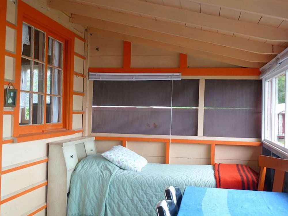 Traditional Cottage, 2 Bedrooms, Kitchen, Bay View (Waterfront Cottage 7) photo 1