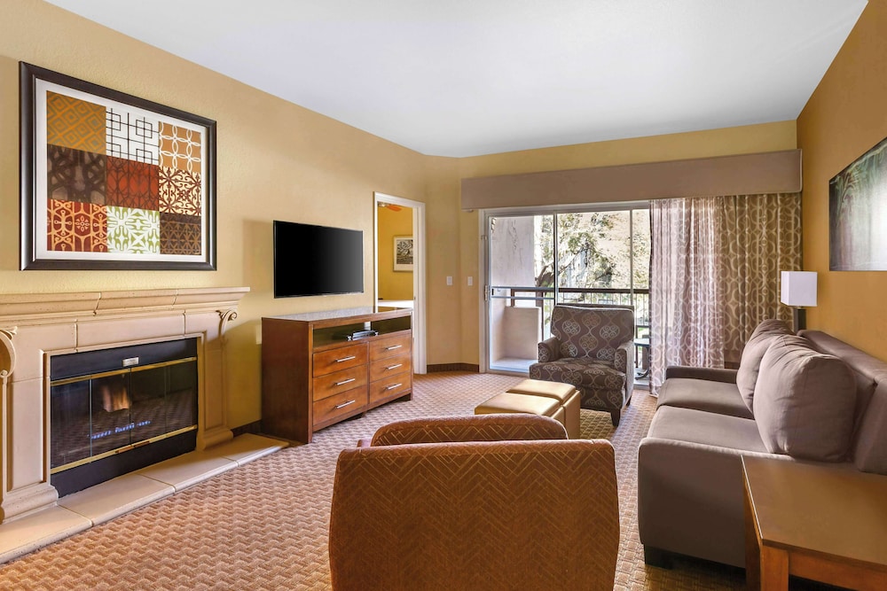 1 BEDROOM 1 KING SUITE WITH SOFABED - Photo 4