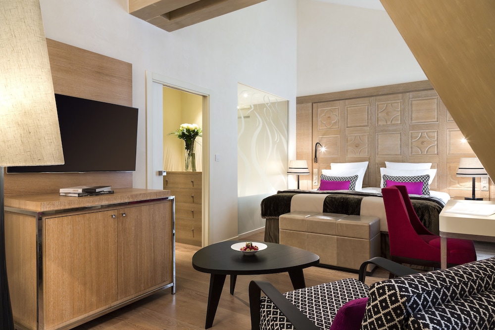 Suite - Photo 1