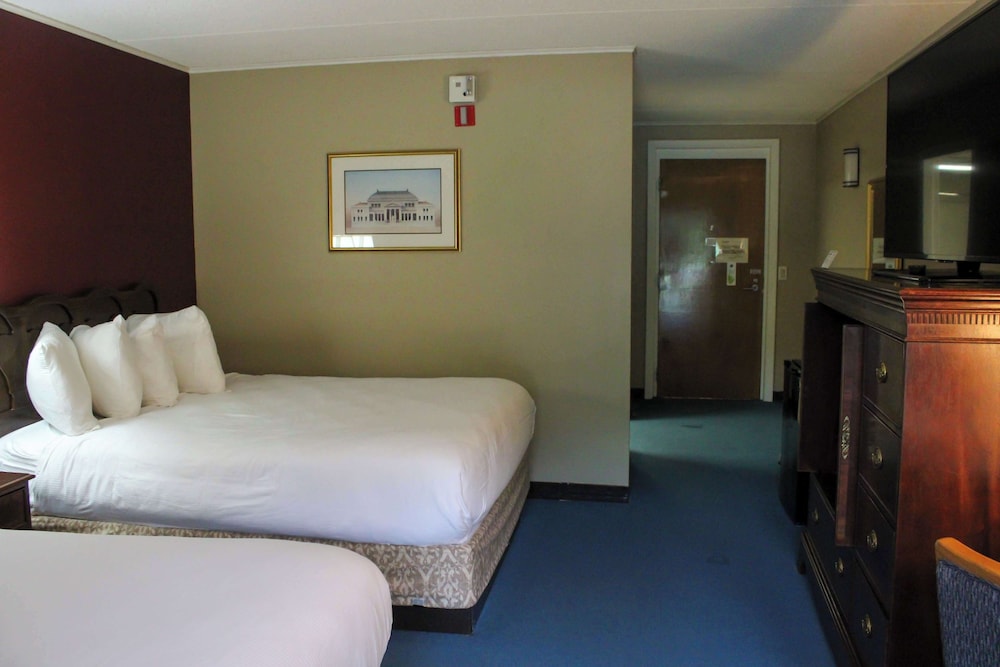 1st Floor ADA Accessible 2 Queen Beds photo 3