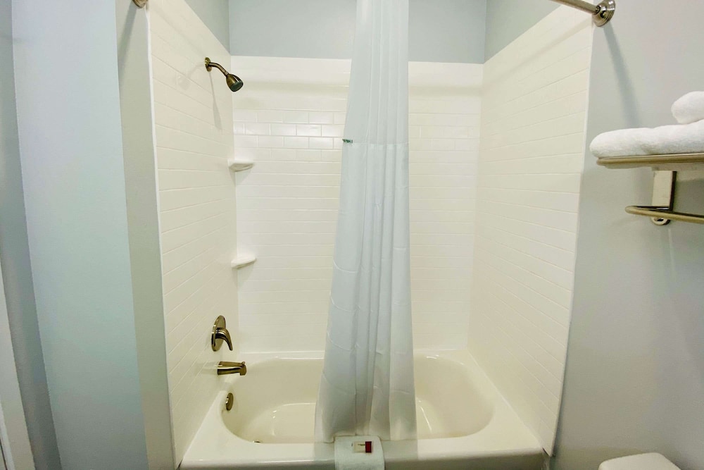 Deluxe Suite, 1 King Bed, Non Smoking - Photo 4