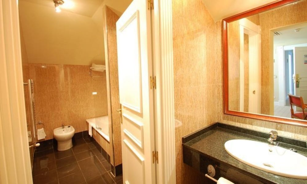 Economy Double Room (Attic) photo 3