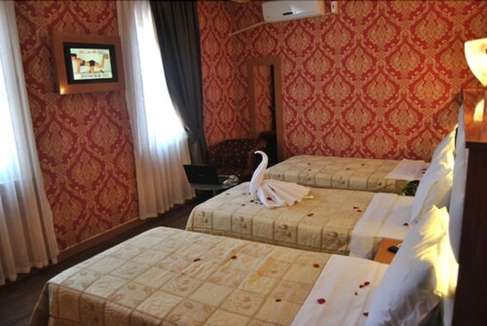 Economy Triple Room photo 2