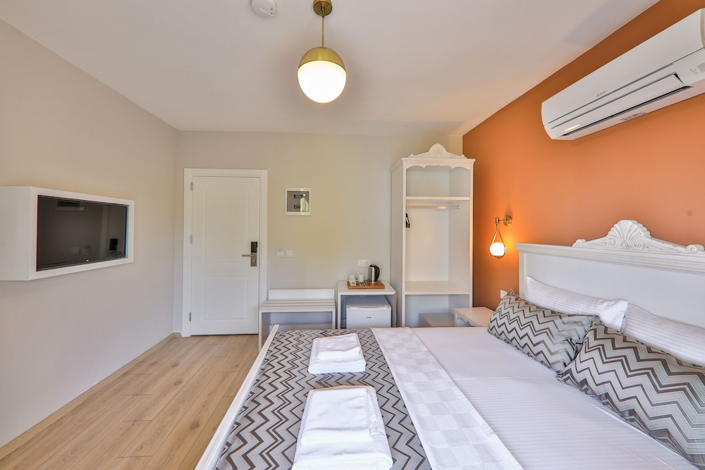 Standard Double Room, 1 King Bed, Sea View - Photo 2