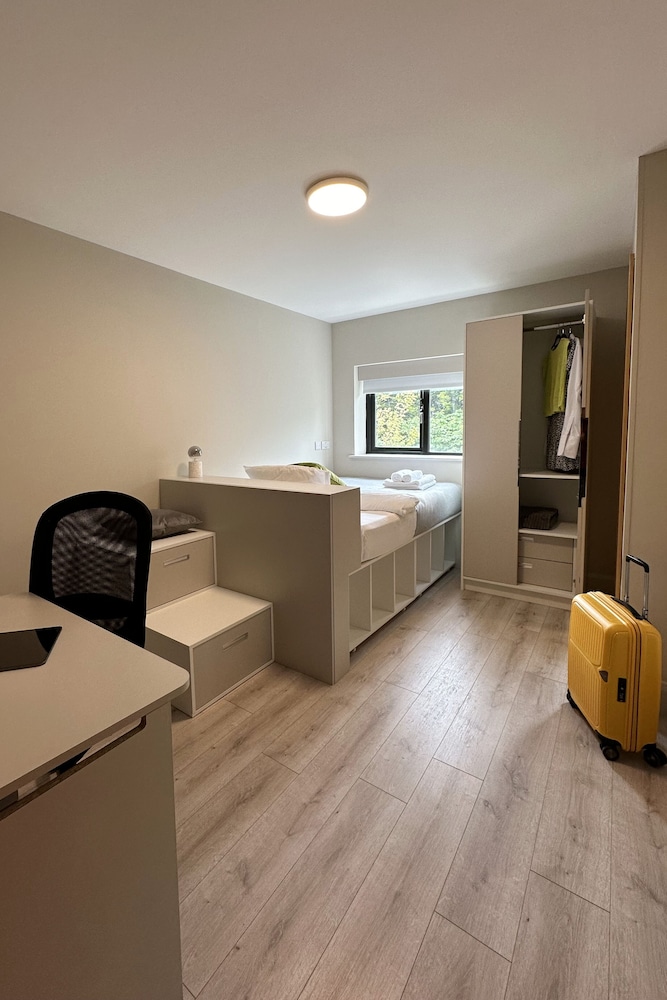Deluxe Single Room, 1 Large Twin Bed, Non Smoking, Shared Bathroom