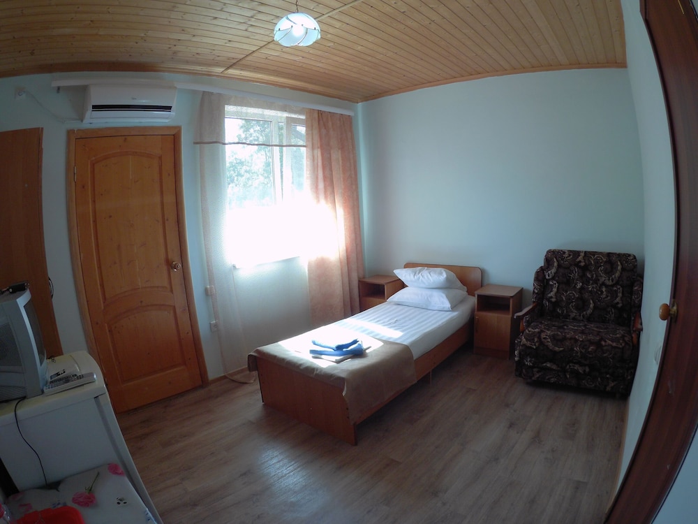 Standard Quadruple Room (Cottage #7) photo 2