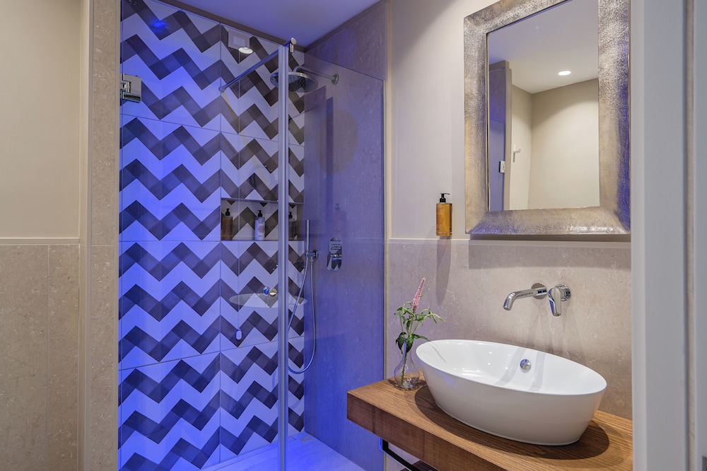 Deluxe Double Room - Photo 17