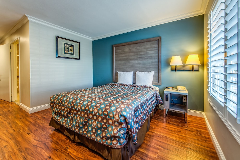 Room, 1 King Bed, Non Smoking photo 3