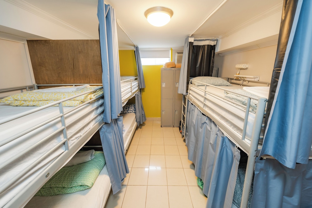 Private 6-Bed Female Dorm