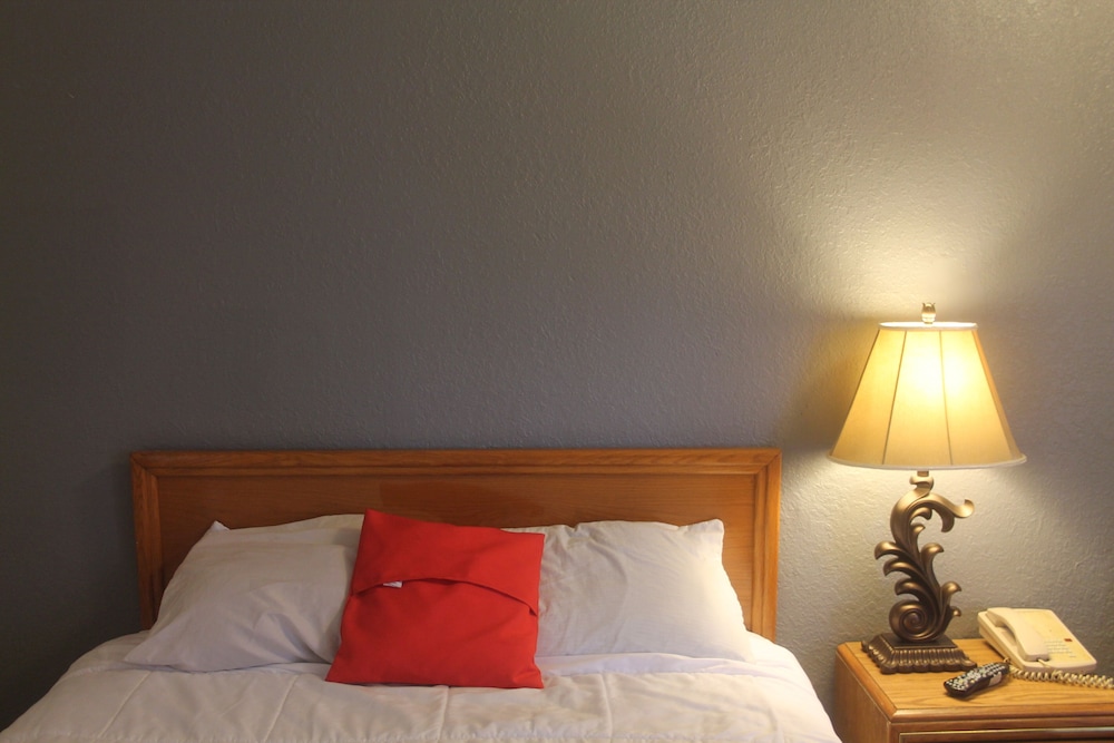 Economy Room, 1 King Bed - Smoking photo 1