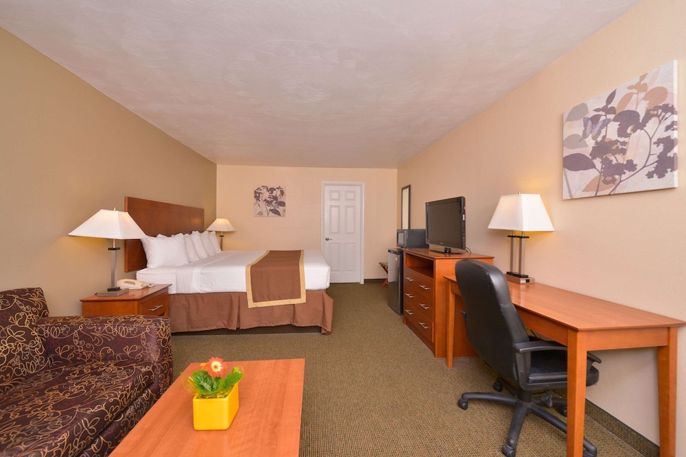 Suite, 1 King Bed, Non Smoking - Photo 1