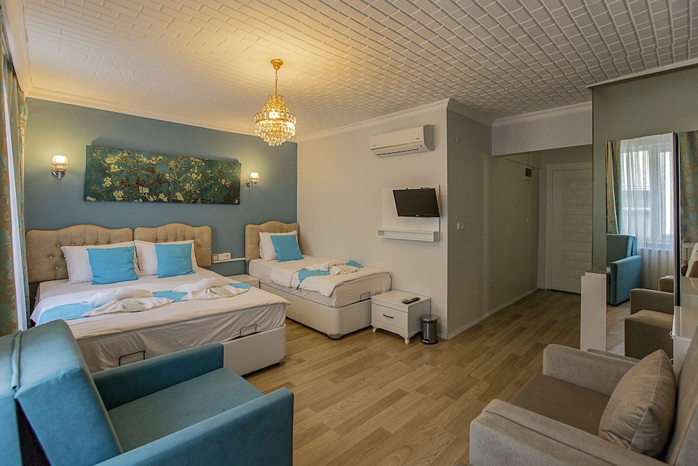 Standard Triple Room, City View photo 1