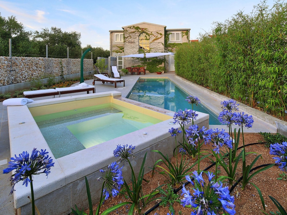 Villa photo 3