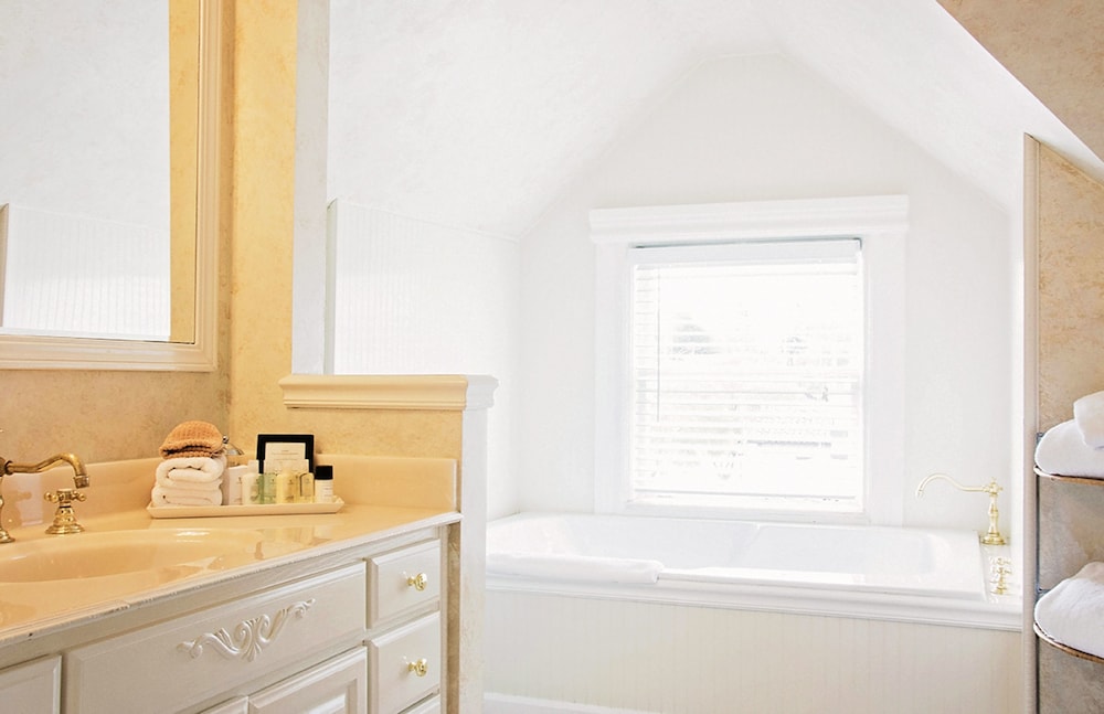 Junior Suite, 1 Bedroom, Accessible, Bathtub (Junior Suite) photo 2