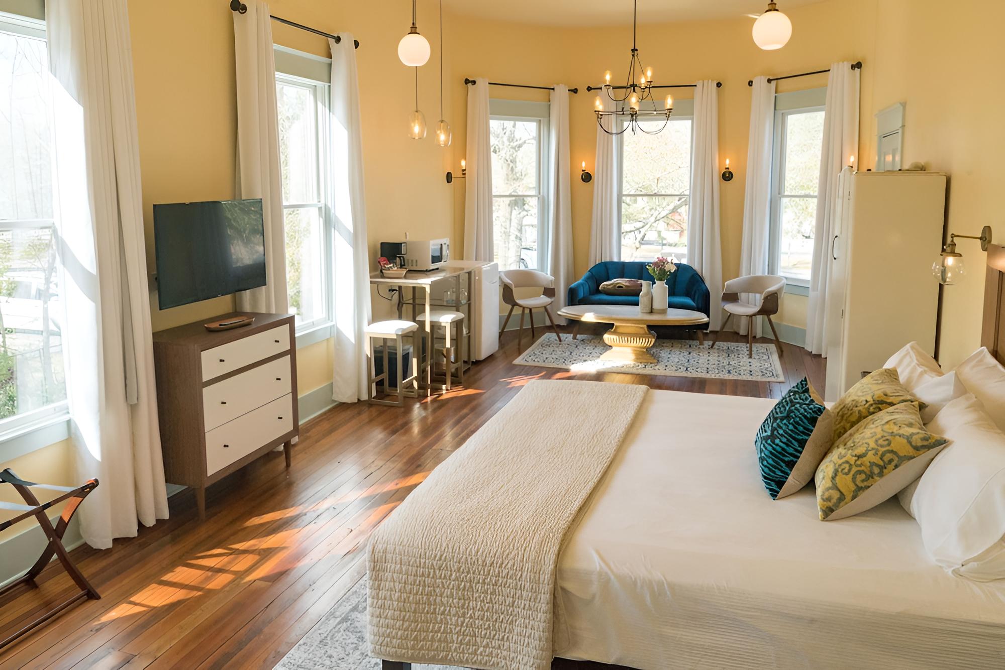 Luxury Suite, 1 King Bed, Balcony, City View (Parlor) photo 1