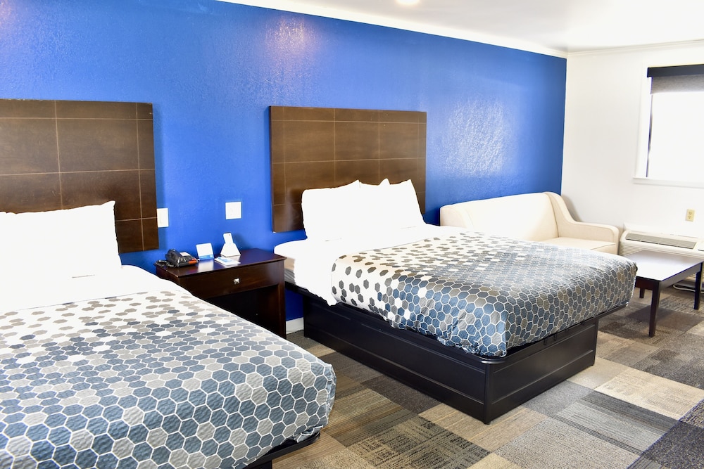 Standard Room, Multiple Beds, Non Smoking - Photo 4