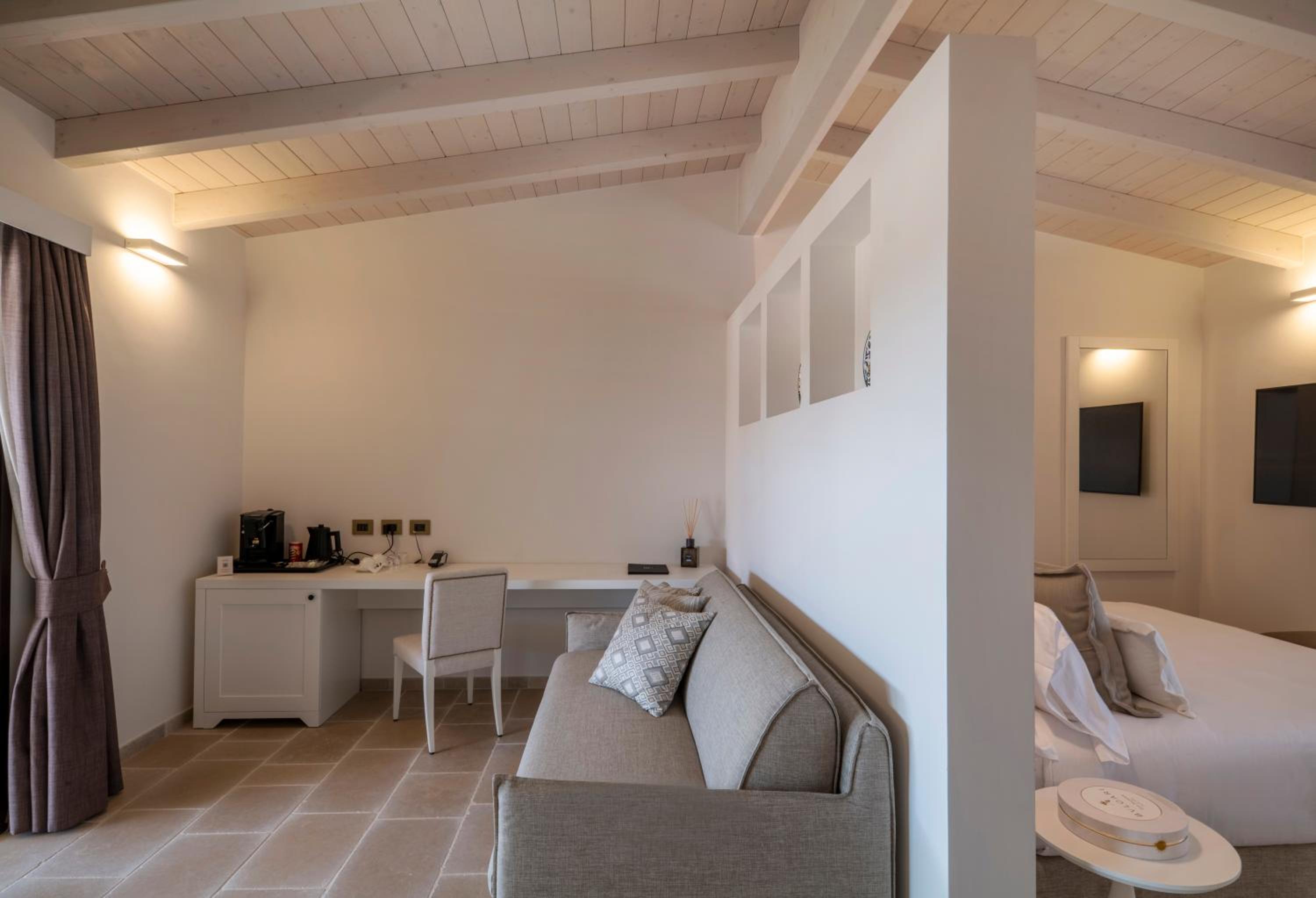 Deluxe Junior Suite - Photo 2