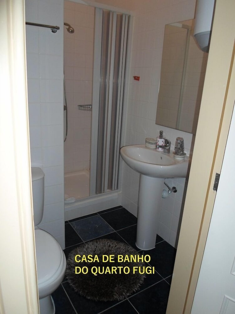 Economy Triple Room photo 3