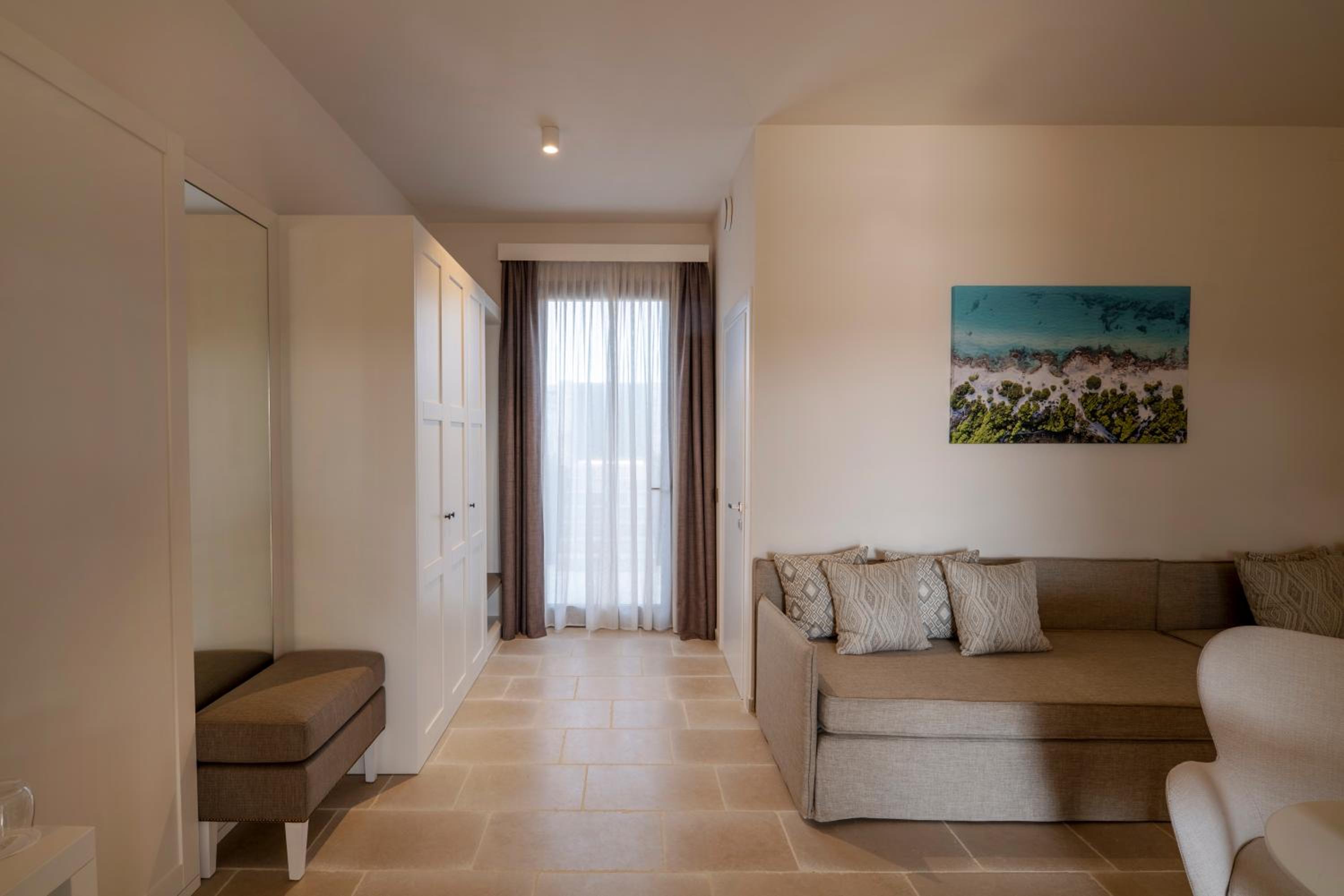 Suite - Photo 10