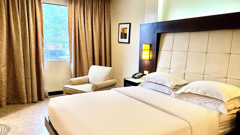 Deluxe Queen (1 Queen Bed) - Photo 14