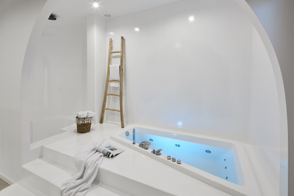 Exclusive Suite, Hot Tub (Indoor) - Photo 9