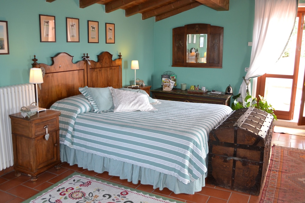 Royal Room, Hill View