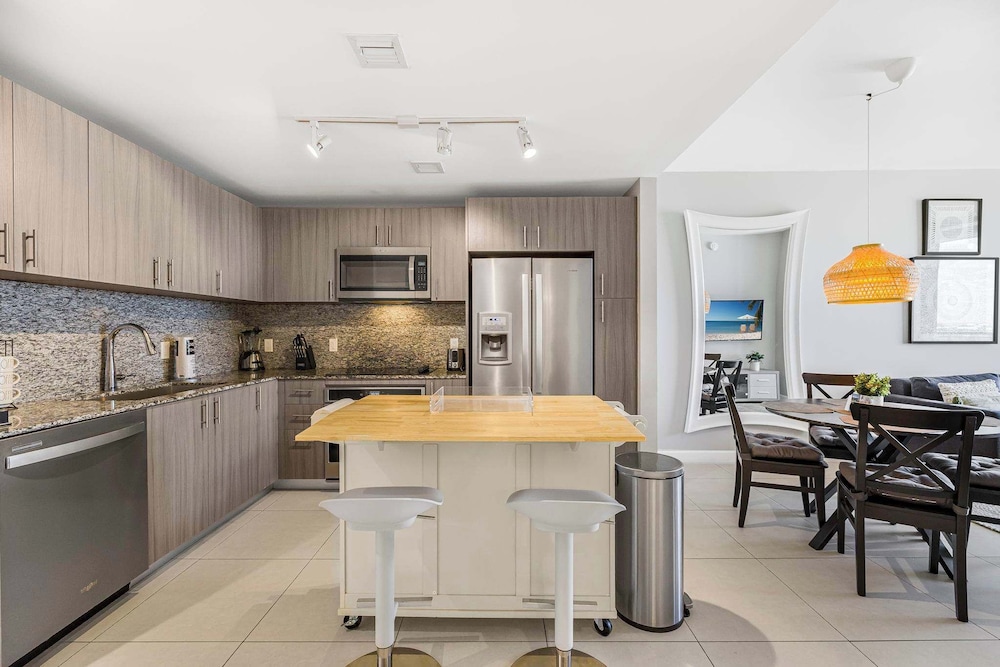 Comfort Condo, 1 Bedroom, Balcony, City View photo 2