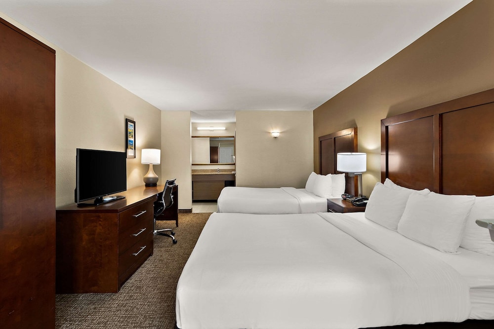 Deluxe Room, 2 Queen Beds, Non Smoking - Photo 1