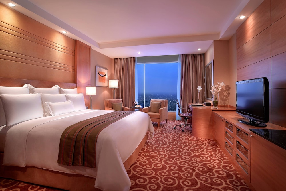 Deluxe Room, 1 King Bed, City View photo 2