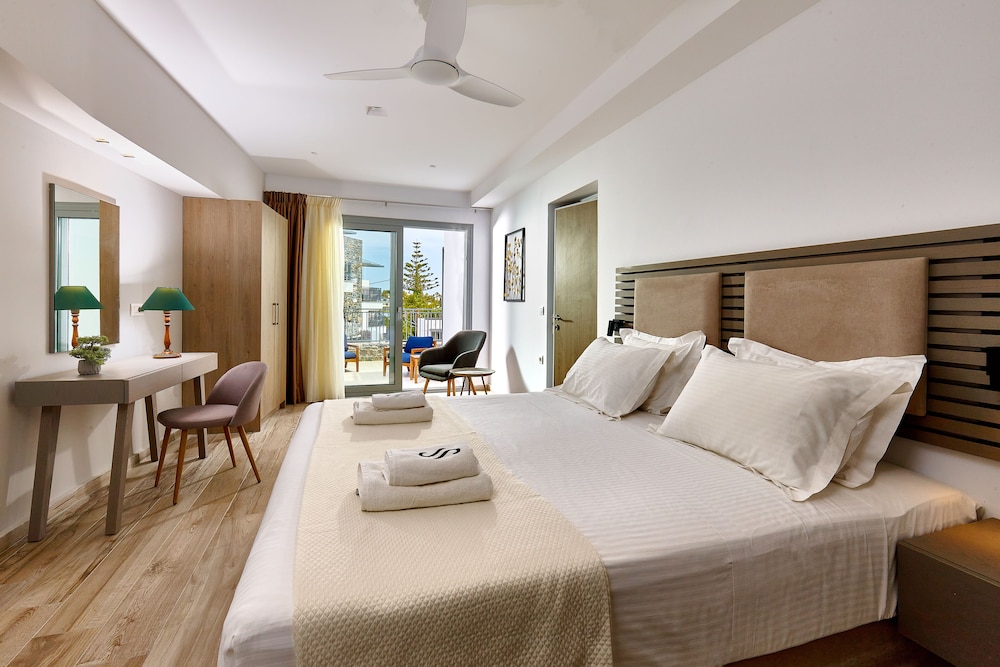 Deluxe Open Plan Suite