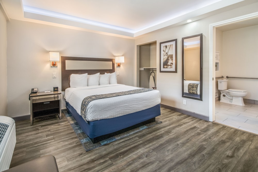Room, 1 Queen Bed, Mobility Accessible - Photo 1