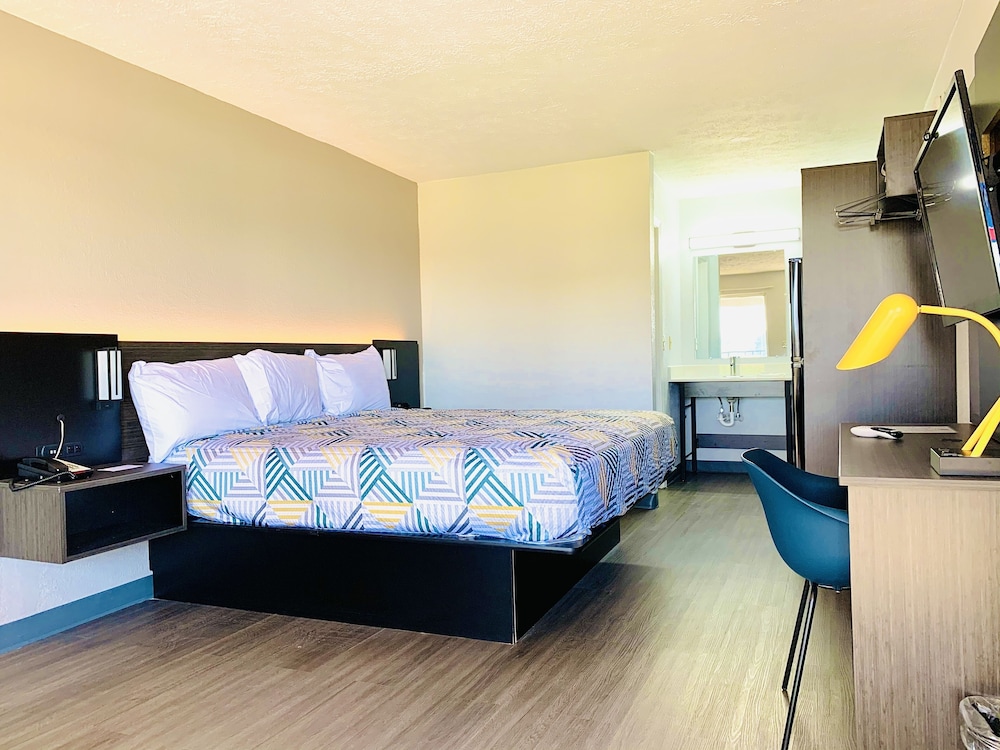 Standard Room, 1 King Bed, Non Smoking, Kitchenette - Photo 6